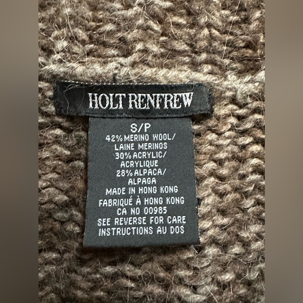 Elegant Holt Renfrew Wool-Blend Luxury Knit Cardigan - Picture 9 of 9